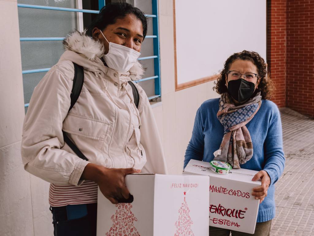 Realizamos un reparto de cestas navideñas para 129 mujeres | Centro de Vida Cristiana