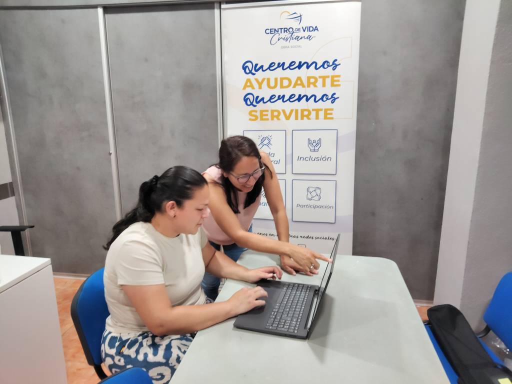 Impulsando la Inclusión Social a través de la Alfabetización Digital en CVC Málaga | Centro de Vida Cristiana